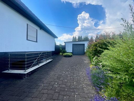 Doppelgarage und Stellplatz